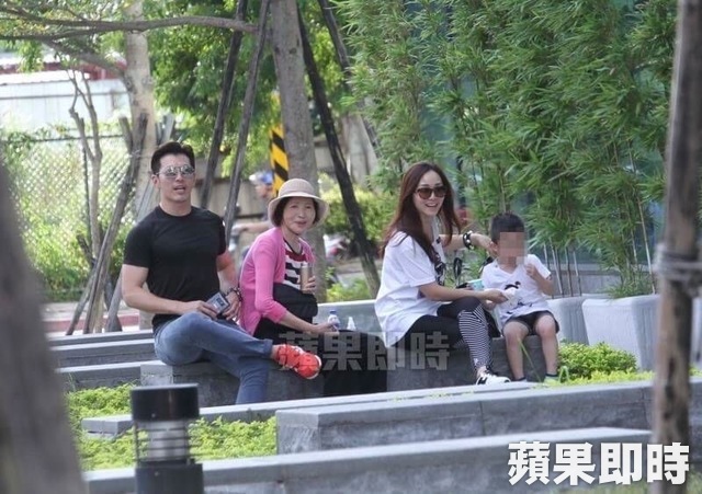 黃少祺豪擲9千萬「帶全家住進90坪豪宅」！遭直擊「嬌妻公園1打2」47歲近照讓人驚豔