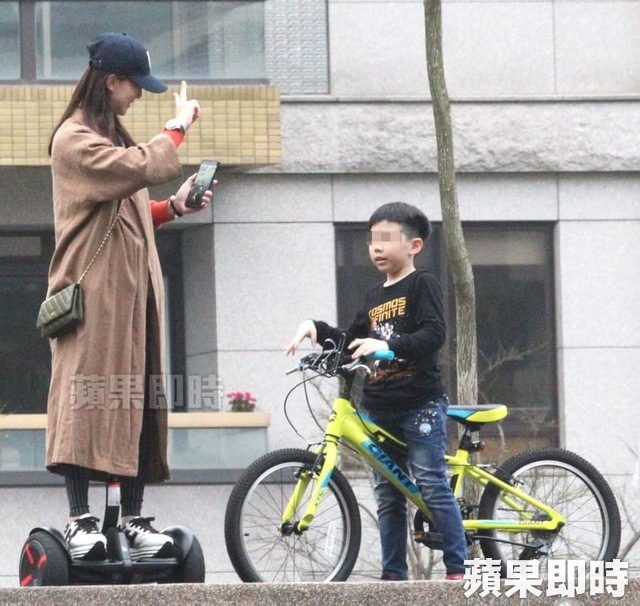 黃少祺豪擲9千萬「帶全家住進90坪豪宅」！遭直擊「嬌妻公園1打2」47歲近照讓人驚豔