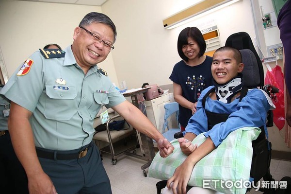 好消息！傘兵秦良丰能出院了… 醫師見證9個月進步「超喜歡他笑容」 慈父謝眾人「只有感恩兩字」