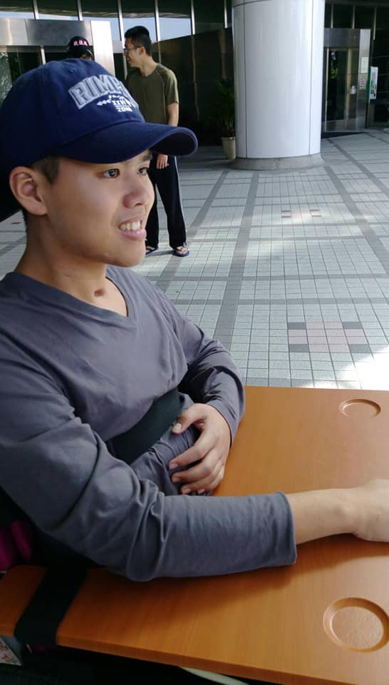 好消息！傘兵秦良丰能出院了… 醫師見證9個月進步「超喜歡他笑容」 慈父謝眾人「只有感恩兩字」