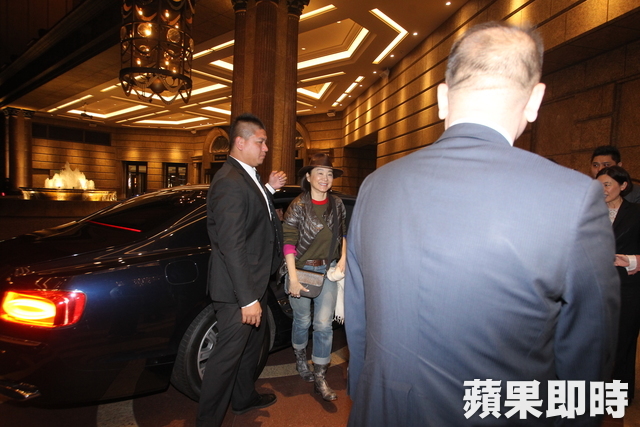 睽違5年！64歲林青霞「牛仔勁裝返台」英氣震全場　「遭問婚變」霸氣回：這問題你也敢問？