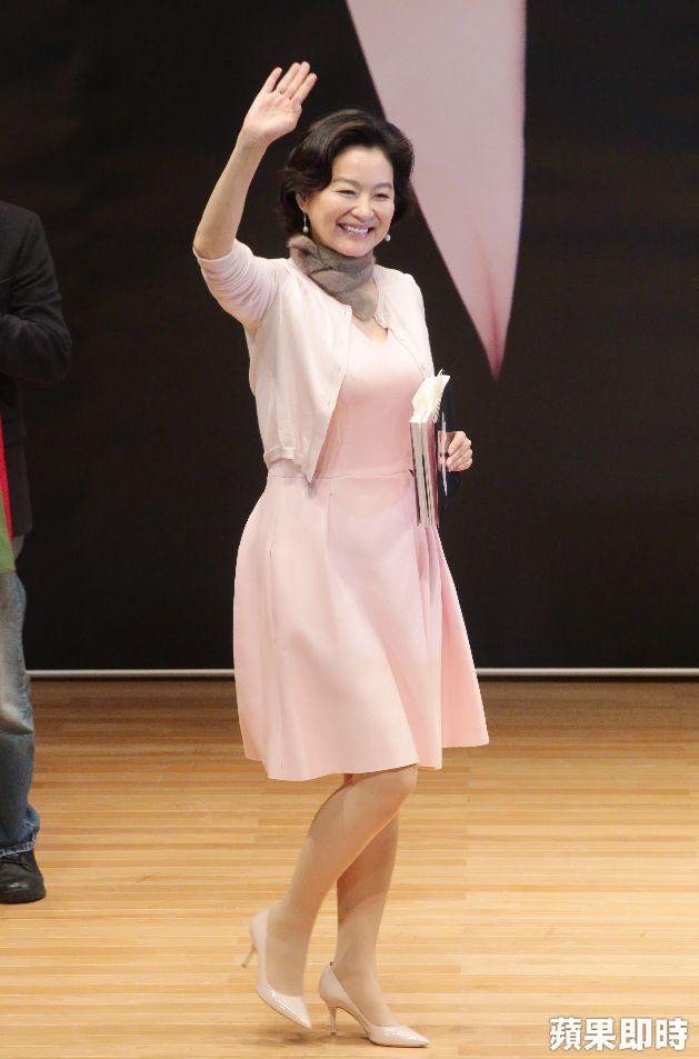 睽違5年！64歲林青霞「牛仔勁裝返台」英氣震全場　「遭問婚變」霸氣回：這問題你也敢問？