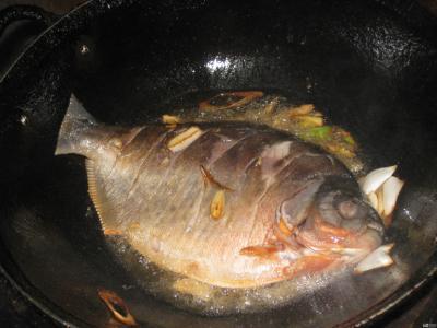吃了20多年魚才知道「煎魚多做一步加薑汁」省油不沾鍋不掉皮還能去腥