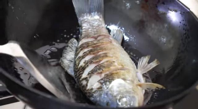 吃了20多年魚才知道「煎魚多做一步加薑汁」省油不沾鍋不掉皮還能去腥