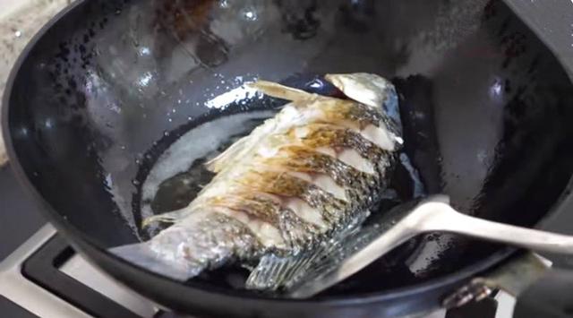 吃了20多年魚才知道「煎魚多做一步加薑汁」省油不沾鍋不掉皮還能去腥