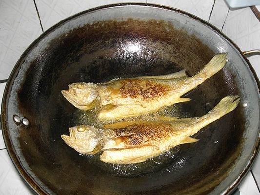 吃了20多年魚才知道「煎魚多做一步加薑汁」省油不沾鍋不掉皮還能去腥