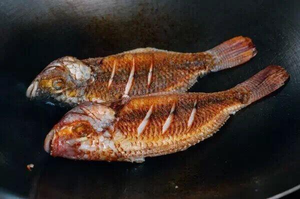 吃了20多年魚才知道「煎魚多做一步加薑汁」省油不沾鍋不掉皮還能去腥