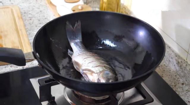 吃了20多年魚才知道「煎魚多做一步加薑汁」省油不沾鍋不掉皮還能去腥