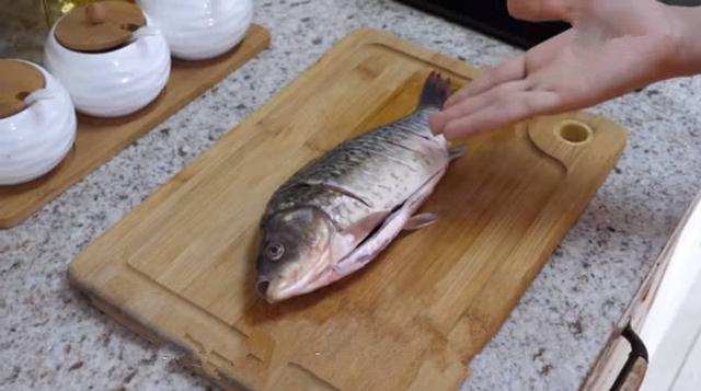 吃了20多年魚才知道「煎魚多做一步加薑汁」省油不沾鍋不掉皮還能去腥