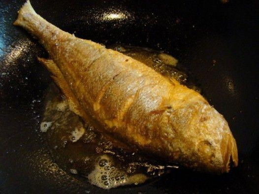 吃了20多年魚才知道「煎魚多做一步加薑汁」省油不沾鍋不掉皮還能去腥