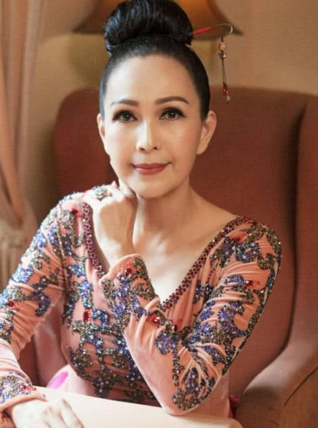 曾紅極一時「日曆女星」60歲近照曝光　舉止優雅從容網驚：這才是真女神