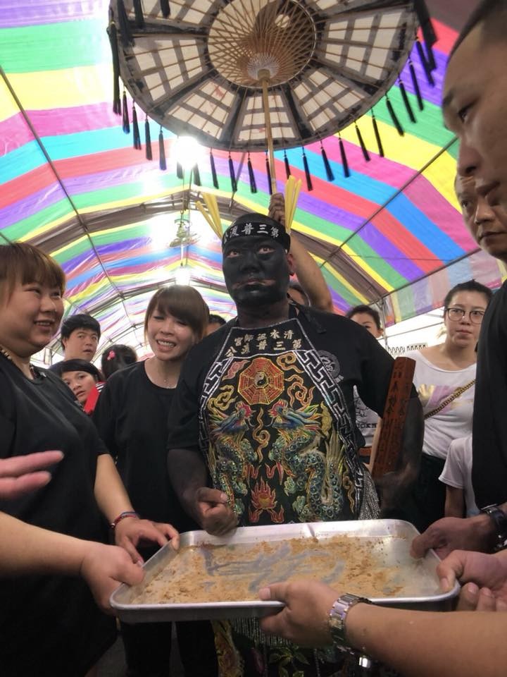 普渡三公起乩！黑面男神「秒灌58度高粱」全程不眨眼　信徒驚呼「他還有更強神力」根本神蹟