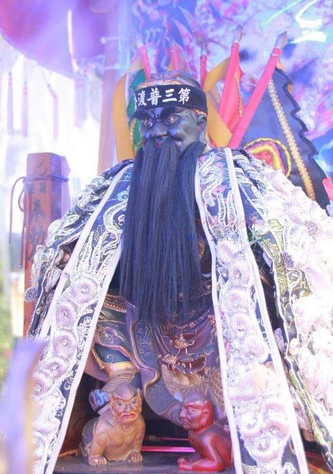 普渡三公起乩！黑面男神「秒灌58度高粱」全程不眨眼　信徒驚呼「他還有更強神力」根本神蹟