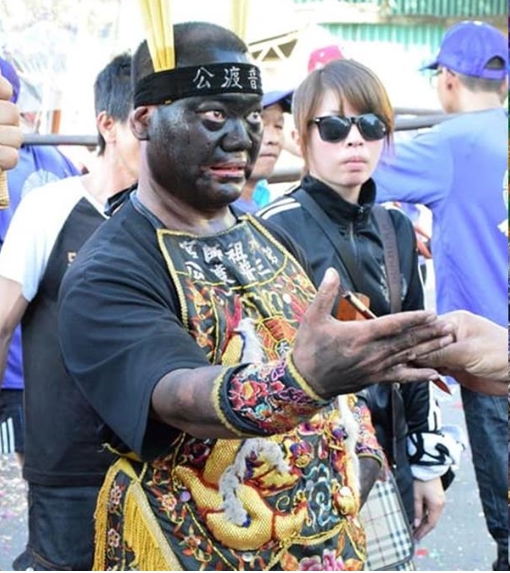 普渡三公起乩！黑面男神「秒灌58度高粱」全程不眨眼　信徒驚呼「他還有更強神力」根本神蹟