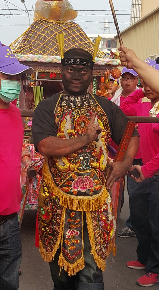 普渡三公起乩！黑面男神「秒灌58度高粱」全程不眨眼　信徒驚呼「他還有更強神力」根本神蹟