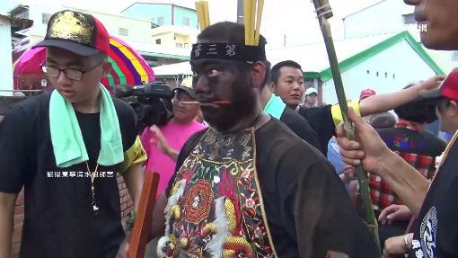 普渡三公起乩！黑面男神「秒灌58度高粱」全程不眨眼　信徒驚呼「他還有更強神力」根本神蹟