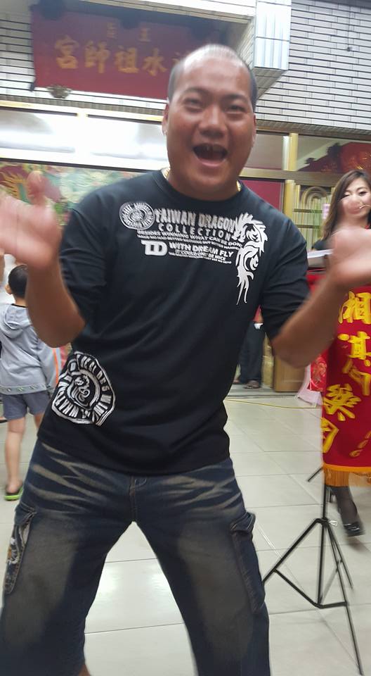 普渡三公起乩！黑面男神「秒灌58度高粱」全程不眨眼　信徒驚呼「他還有更強神力」根本神蹟