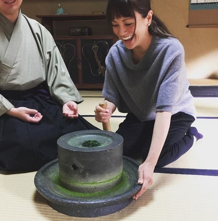 婚後三年老公欠債11億！女星「無視婚變傳言」不離不棄  苦熬8年「回歸貴婦生活」美貌依舊