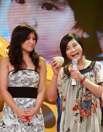 武俠女星嫁豪門為生兒子「懷孕8次、流掉4次」　「離婚獨自撫養4子女」今73歲依舊俏皮