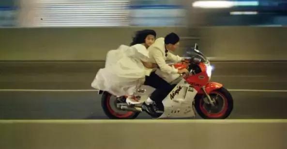 29年前「劉德華的摩托車與吳倩蓮的婚紗」，每一幕都是難忘的經典！