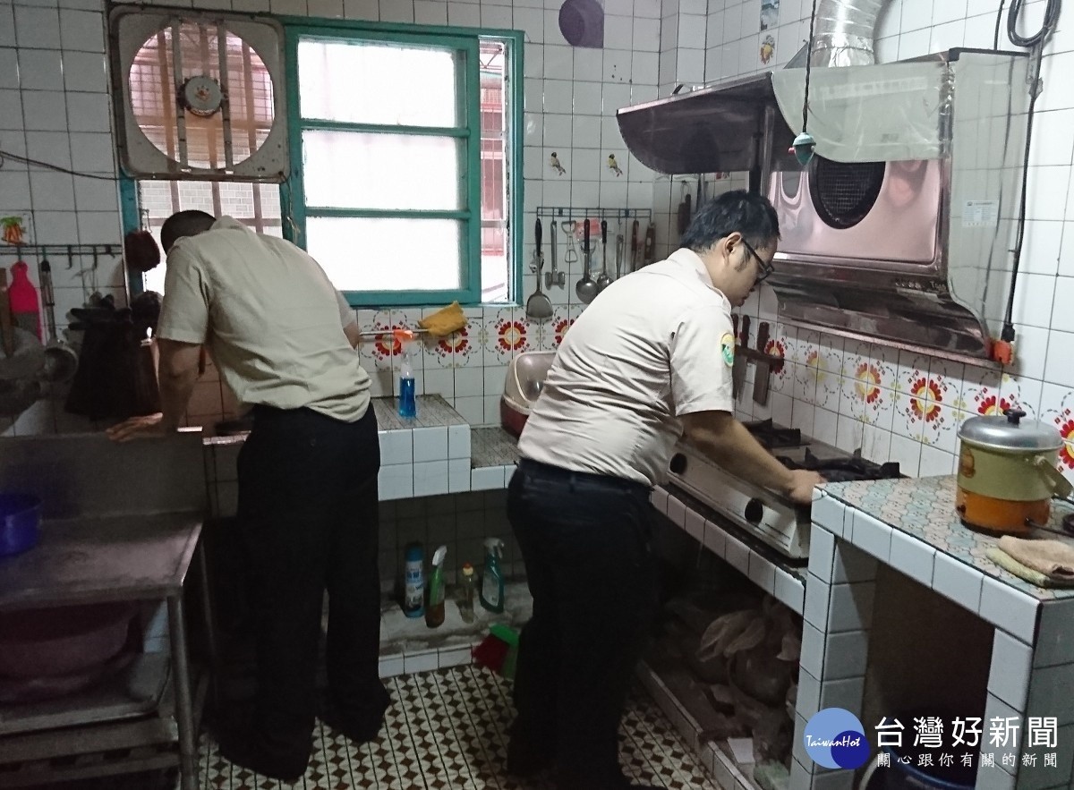 沒說有蟲!清潔人員「被上萬隻跳蚤咬」嚇到逃走 驚曝「一進到廚房超可怕」:1小時2千也不接