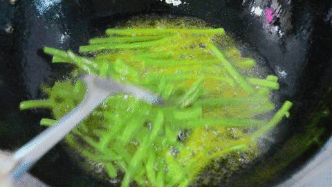炒豆角時「別只會焯水」少了1步「難怪豆角炒不熟」還不入味