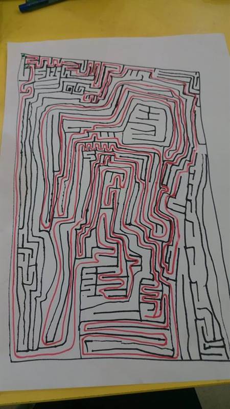 天才兒童！5歲男孩無師自通「每天都畫迷宮」　越畫越複雜「完全不用草稿」媽媽愣住：真的有路走