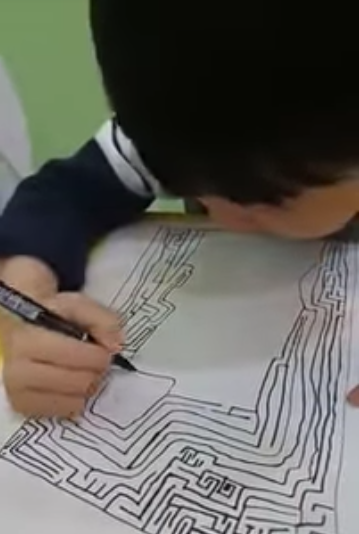 天才兒童！5歲男孩無師自通「每天都畫迷宮」　越畫越複雜「完全不用草稿」媽媽愣住：真的有路走