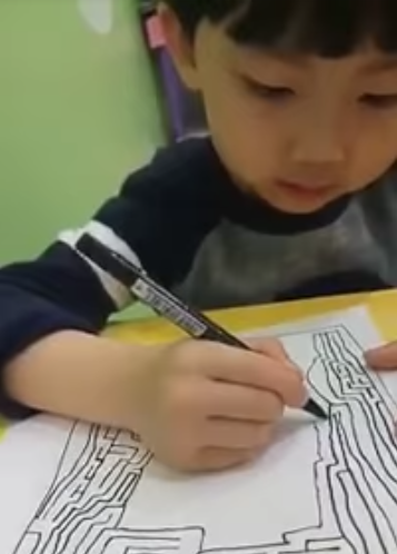 天才兒童！5歲男孩無師自通「每天都畫迷宮」　越畫越複雜「完全不用草稿」媽媽愣住：真的有路走