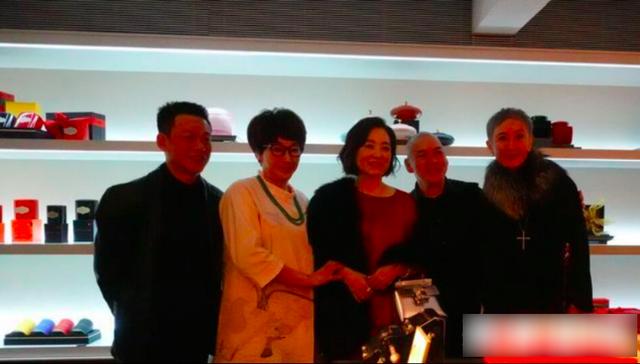 林青霞被爆離婚首露面！出席首映「一天換三套衣服」鎮壓全場　被「他」調侃笑得像小孩般燦爛
