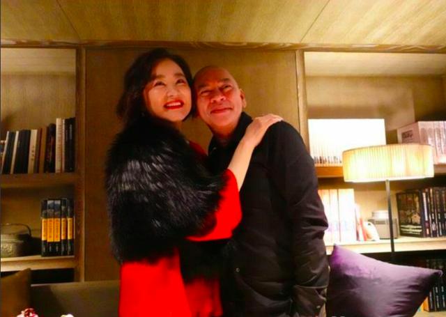 林青霞被爆離婚首露面！出席首映「一天換三套衣服」鎮壓全場　被「他」調侃笑得像小孩般燦爛