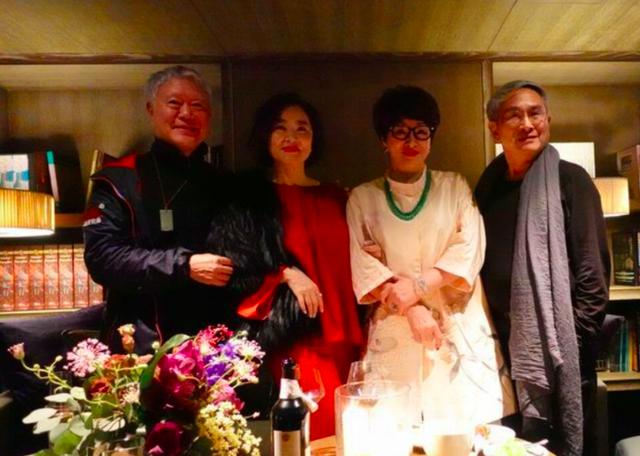 林青霞被爆離婚首露面！出席首映「一天換三套衣服」鎮壓全場　被「他」調侃笑得像小孩般燦爛
