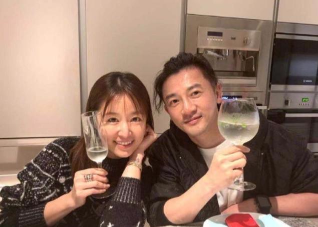 46歲蘇有朋「當導師」近照曝光，下巴拔尖被指大變樣！網友：不敢認，根本韓國歐巴！