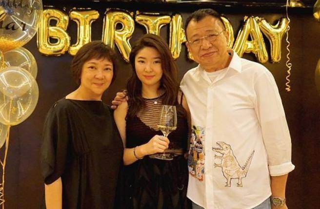 「綠葉王」超狂家世背景曝光！一出道就「開賓士上工」  許紹雄透露「連慈禧都搶當阿祖乾媽」嘆出生太晚