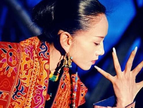 她20多年沒自己洗過澡，為了事業取一根肋骨，馮小剛：她不是人，是神！