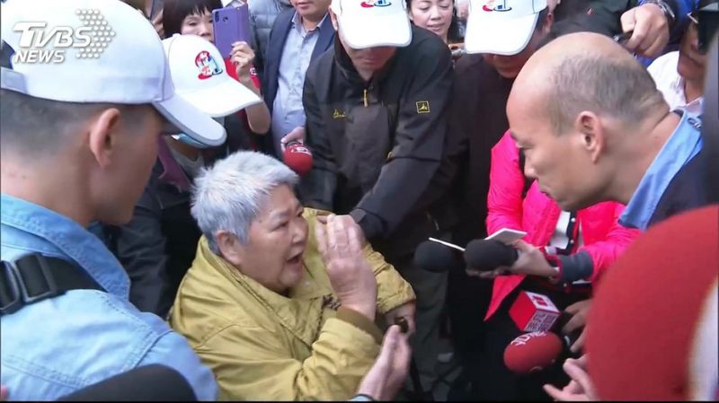 向韓國瑜下跪！包子店老母哭訴「百萬家產被拿走」尪還動粗　兒子傻眼「根本不是這樣」大逆轉