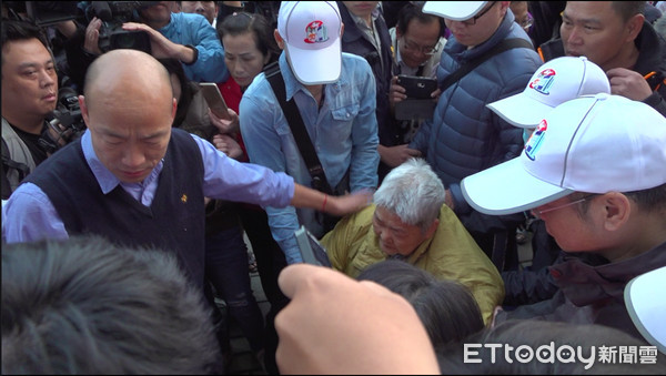 向韓國瑜下跪！包子店老母哭訴「百萬家產被拿走」尪還動粗　兒子傻眼「根本不是這樣」大逆轉