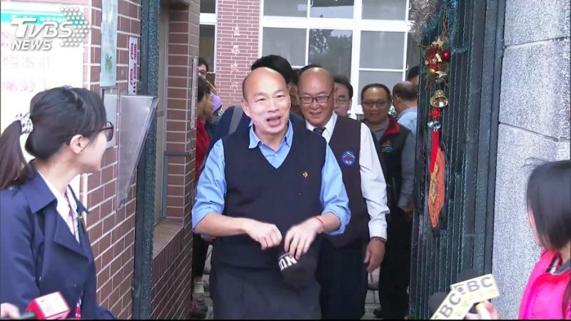 向韓國瑜下跪！包子店老母哭訴「百萬家產被拿走」尪還動粗　兒子傻眼「根本不是這樣」大逆轉
