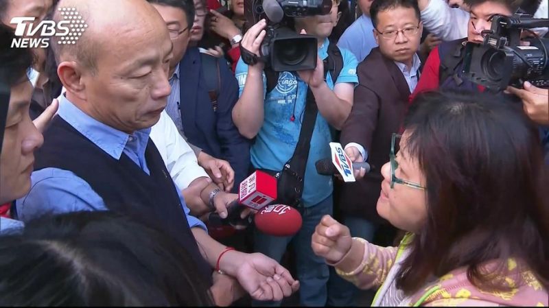 向韓國瑜下跪！包子店老母哭訴「百萬家產被拿走」尪還動粗　兒子傻眼「根本不是這樣」大逆轉