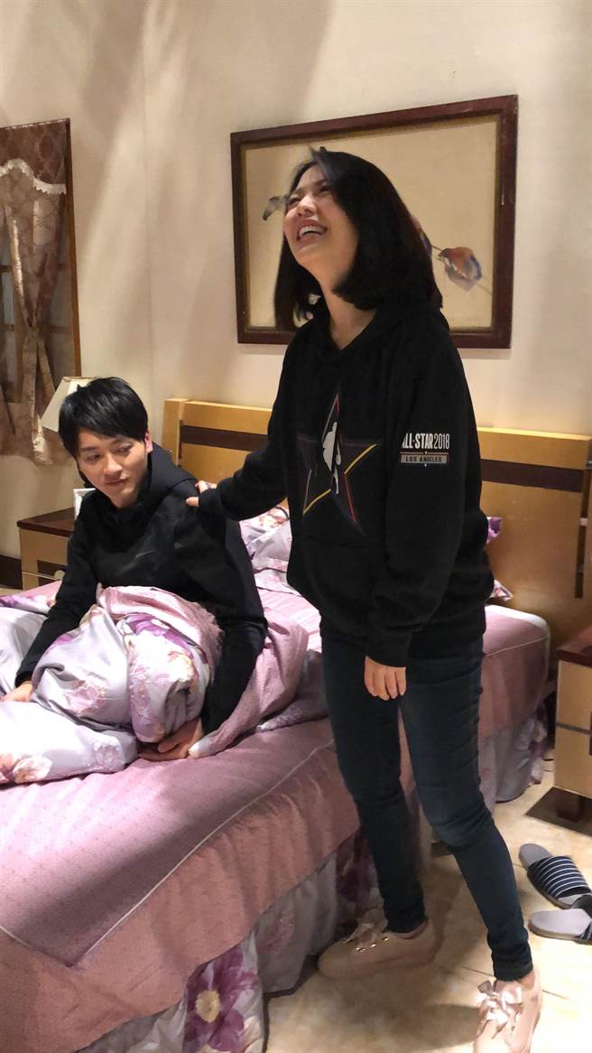 白家綺回娘家探班！短髮造型美鳳姐誇「凍齡高中生」嬌喊熟睡「前男友」他秒嚇醒：妳怎在這？