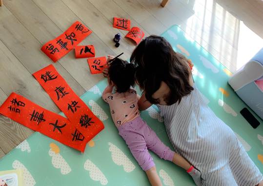 瑞莎花6年成台灣人秒淚崩！曝父曾遭黑道綁「媽媽教會我勇敢」23歲「賺3千萬」孝敬家人