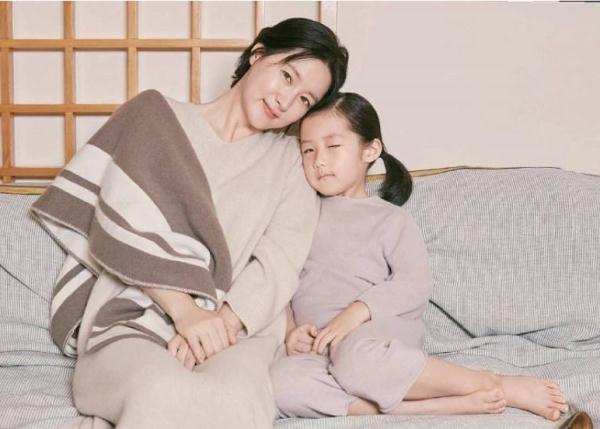 李英愛龍鳳胎兒女畢業照曝光！「圓圓大眼」雪白肌膚遺傳媽媽　超高顏值網讚：不愧是天然女神