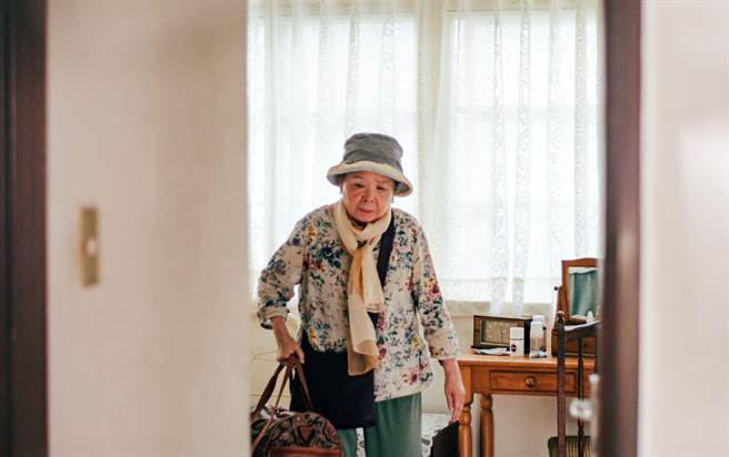 走出喪夫之痛！國寶級演員「梅芳阿姨」82歲不認老  天天一套「健身操」風采依舊
