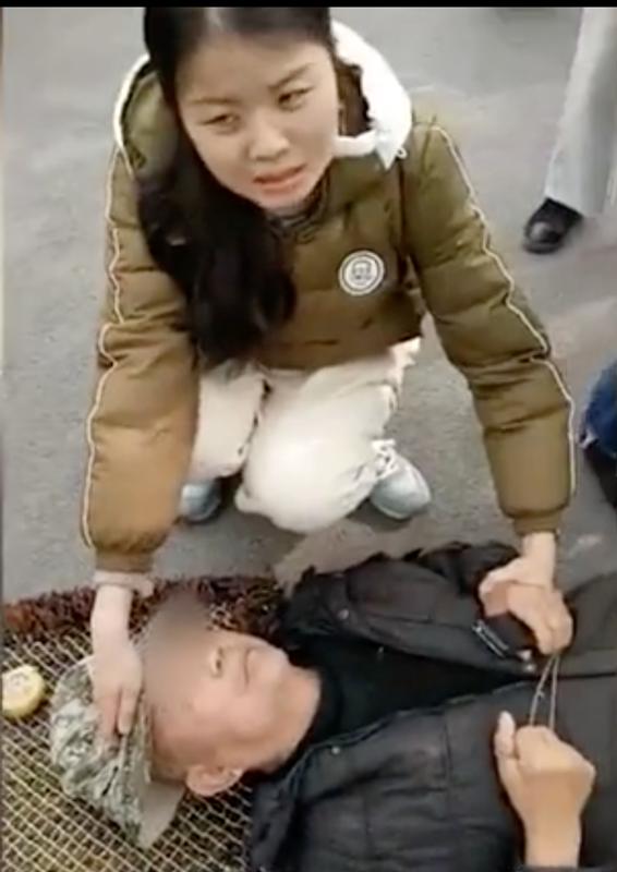 心存善念！女大學生求職途中「遇老人摔倒」，隨手一幫竟獲得工作網全讚：天必佑之