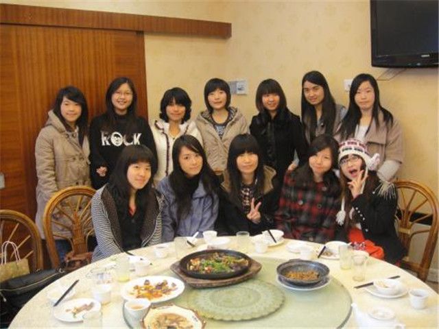 畢業5年同學聚會，來12女1男，就我一男的，飯後我去結賬，卻愣在原地