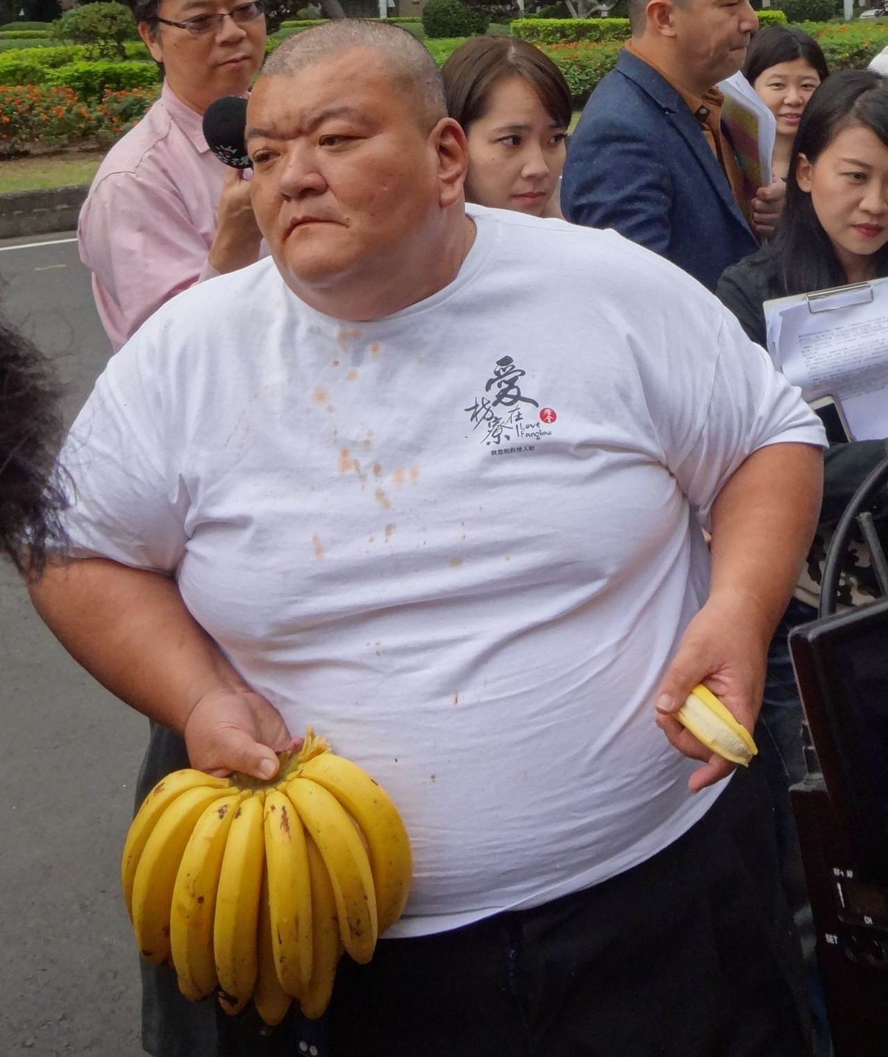 見不到韓國瑜！高雄髮蠟哥「丟香蕉抗議」：踩著農民才當到官　嗆選總統還得了「市長無奈回應」