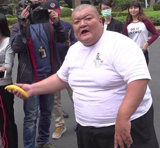 見不到韓國瑜！高雄髮蠟哥「丟香蕉抗議」：踩著農民才當到官　嗆選總統還得了「市長無奈回應」