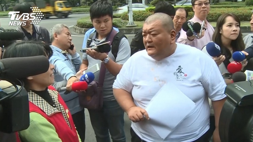 見不到韓國瑜！高雄髮蠟哥「丟香蕉抗議」：踩著農民才當到官　嗆選總統還得了「市長無奈回應」