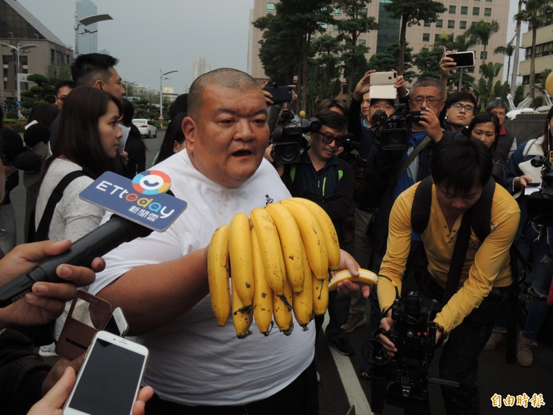 見不到韓國瑜！高雄髮蠟哥「丟香蕉抗議」：踩著農民才當到官　嗆選總統還得了「市長無奈回應」