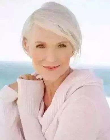 特斯拉老闆媽媽才叫厲害！68歲拍雜誌照，打5份工，單身40年養育了億萬富翁兒子！